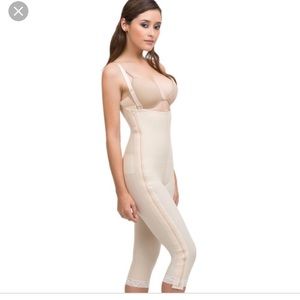 Compression garment / faja